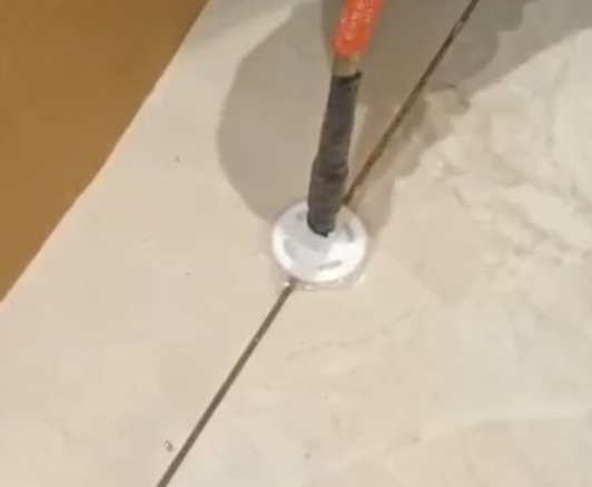 八公山瓷砖空鼓维修公司专业解答瓷砖在铺贴过程中，如果没有涂抹均匀到位的粘结材料（如水泥砂浆或瓷砖胶），可能会导致以下问题